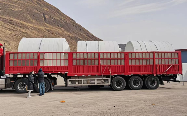 肃北塑料桶装车完毕准备运输中