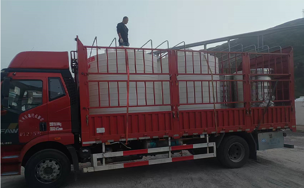 肃北立式运输桶安排发货现场